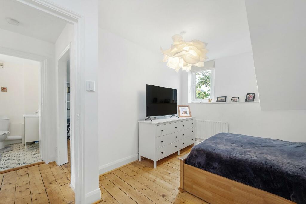 Bedroom 1 (2).JPG