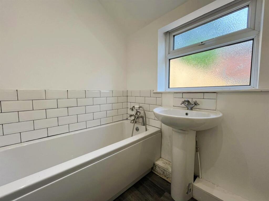 bathroom 3.jpg