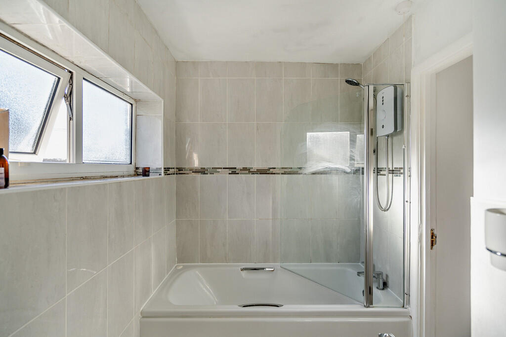 8672124-interior1...