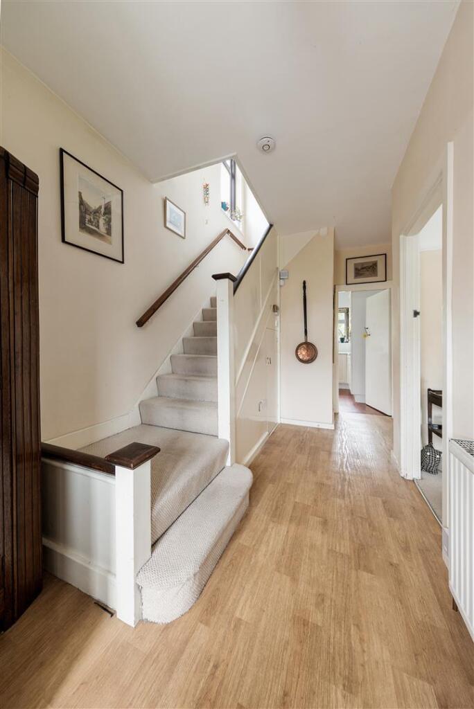South View Drive, E18