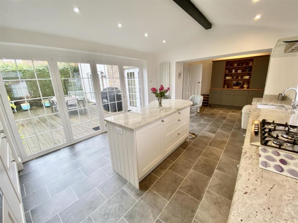 KITCHEN/BREAKFAST ROOM