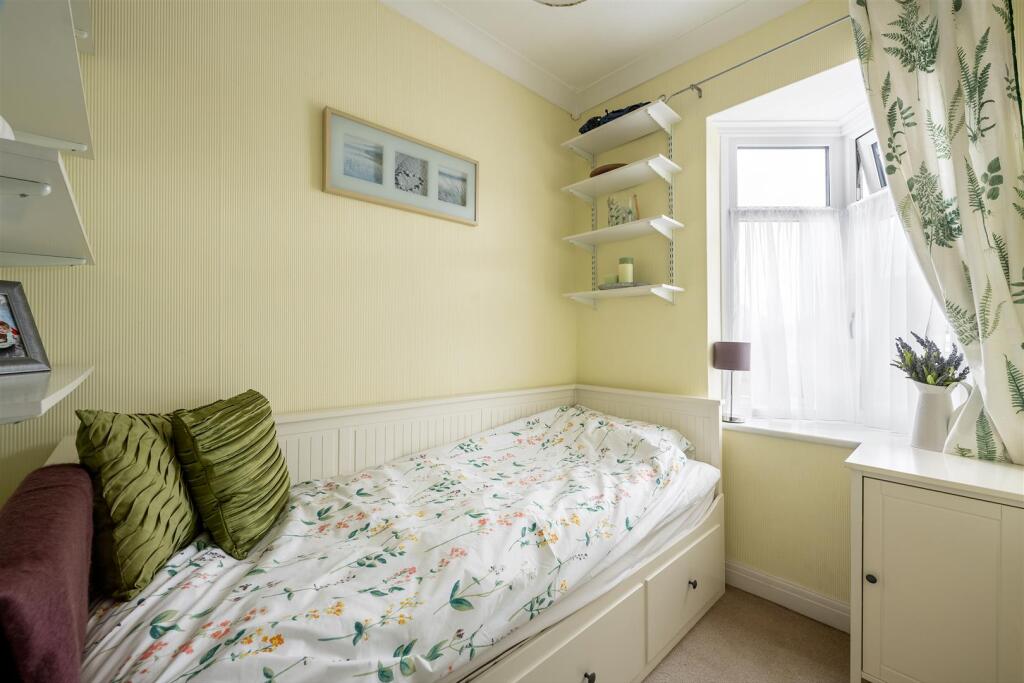 Greenstead Avenue, IG8