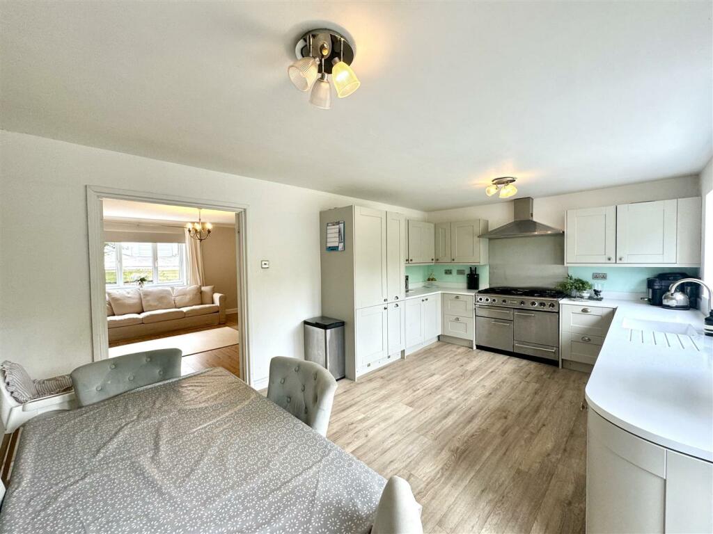 OPEN PLAN KITCHEN/DINING ROOM
