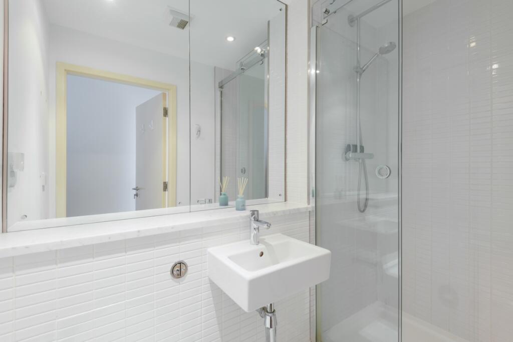 Apartment 5, 14 M...