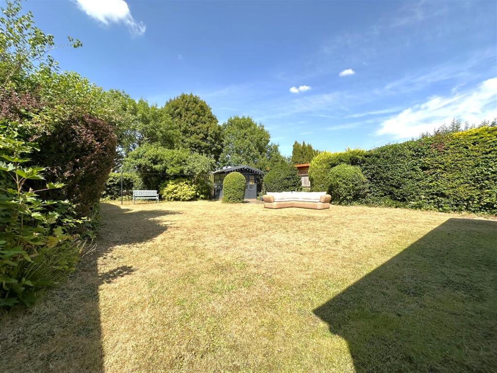 Generous &amp; Private Garden 169