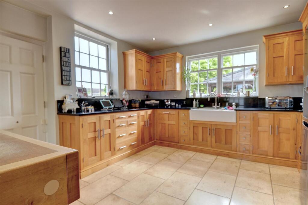 kitchen 2.jpg