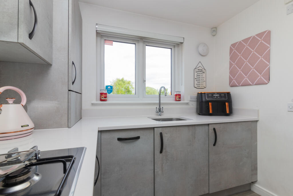 18 cowan avenue pa5 9fg L-21