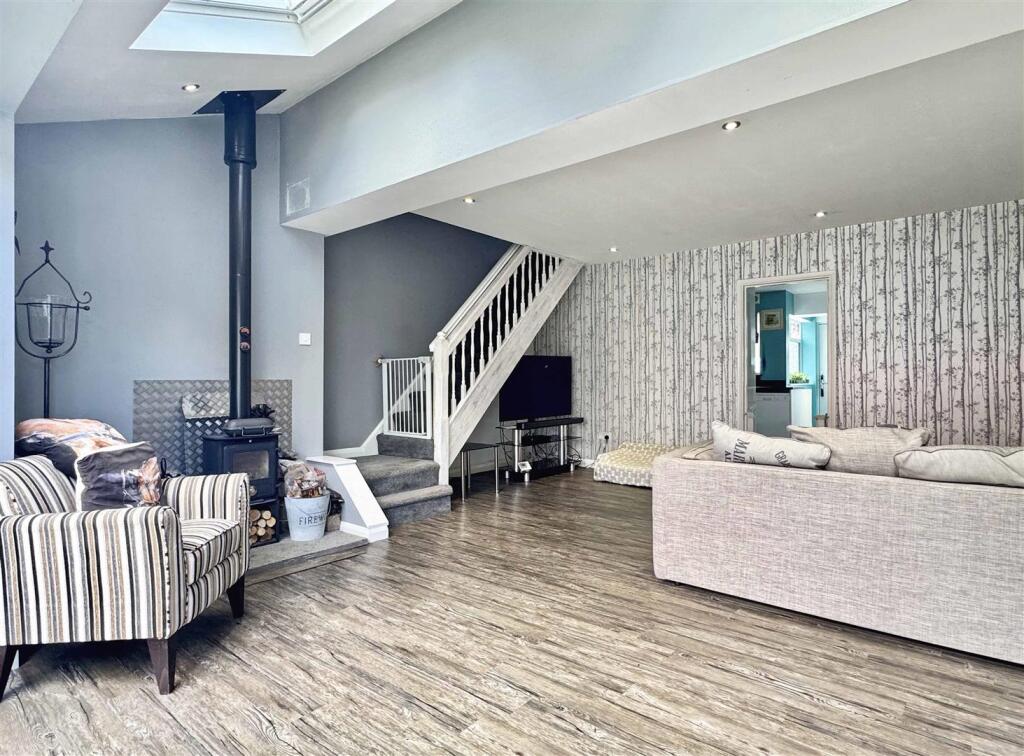 Lounge Family Room b.jpg