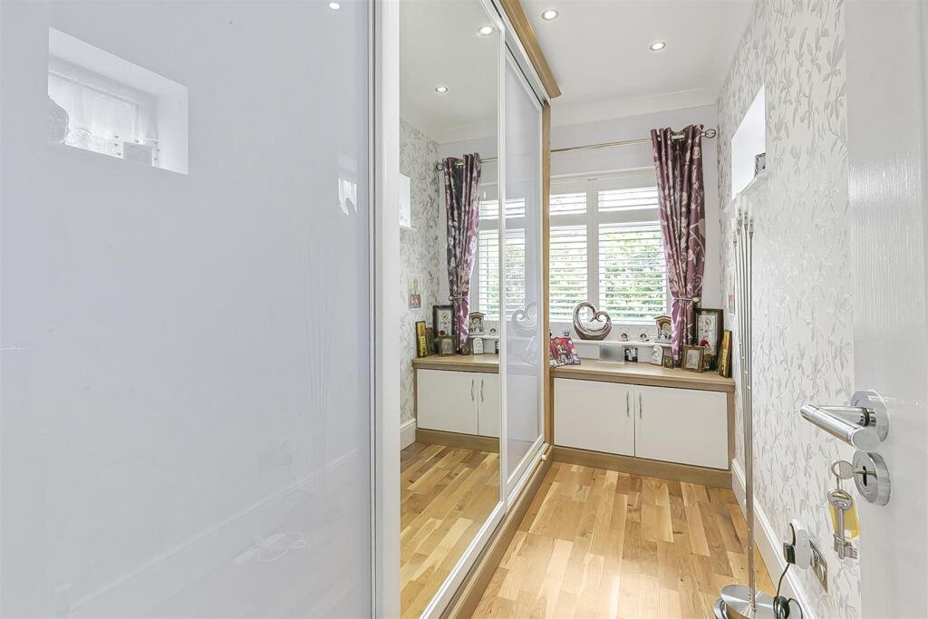 BEDROOM 6 (walk-in wardrobe)