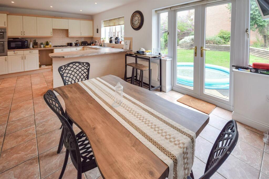 KITCHEN/BREAKFAST ROOM