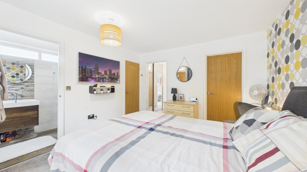 ewemove-goodwoodclose-mastersuite2
