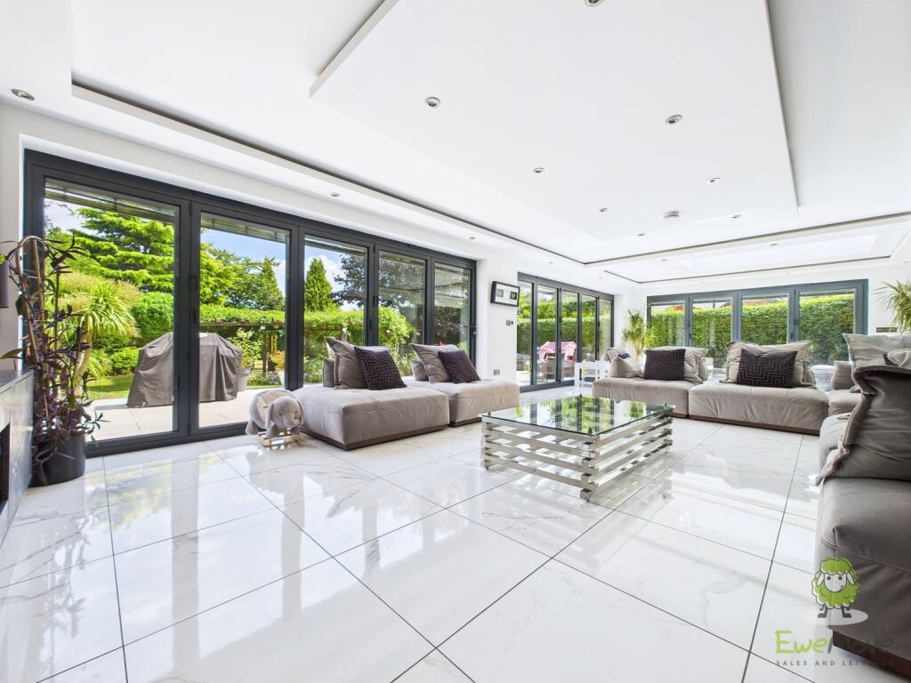 CAM01543G0-PR0141-STILL067