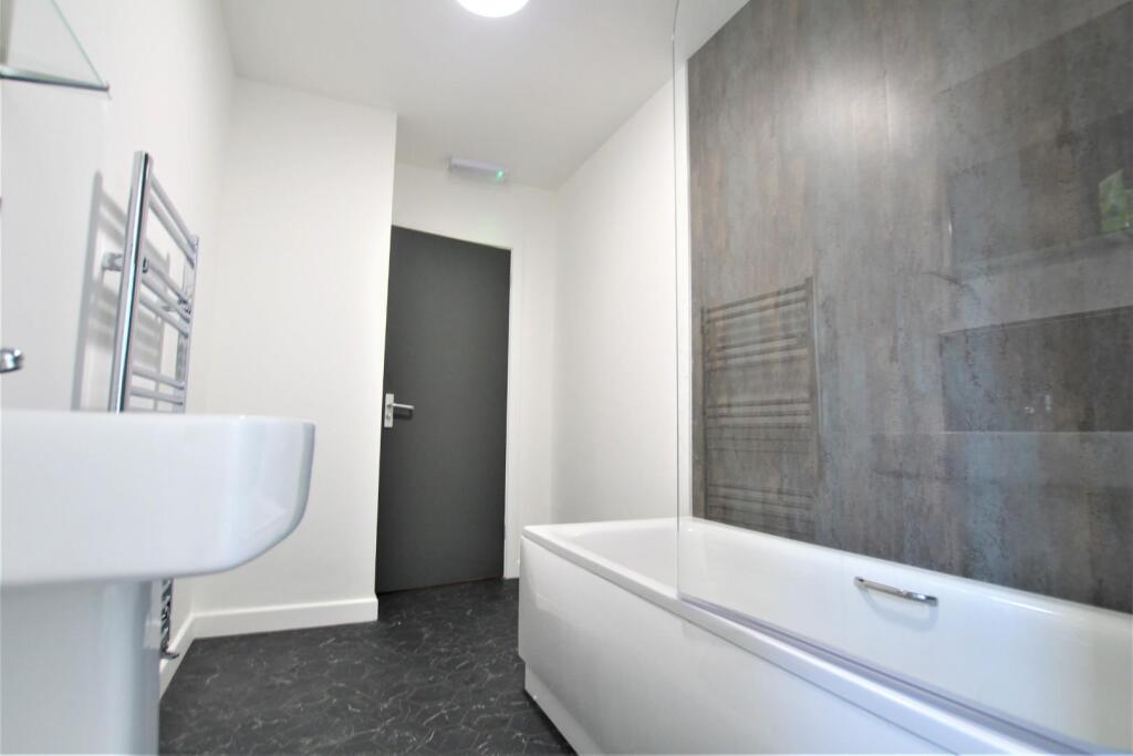 flat 1s bathroom.JPG