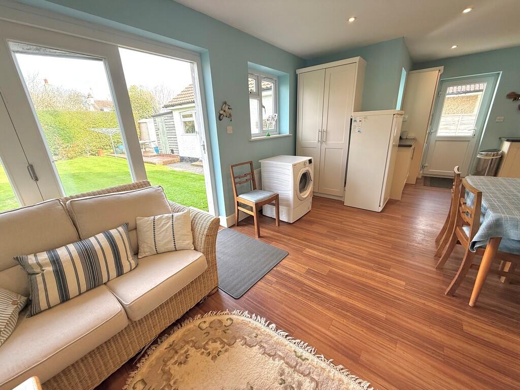 12 Knightscroft A...