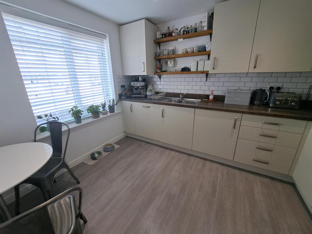 Dragonfly Way, Pineham