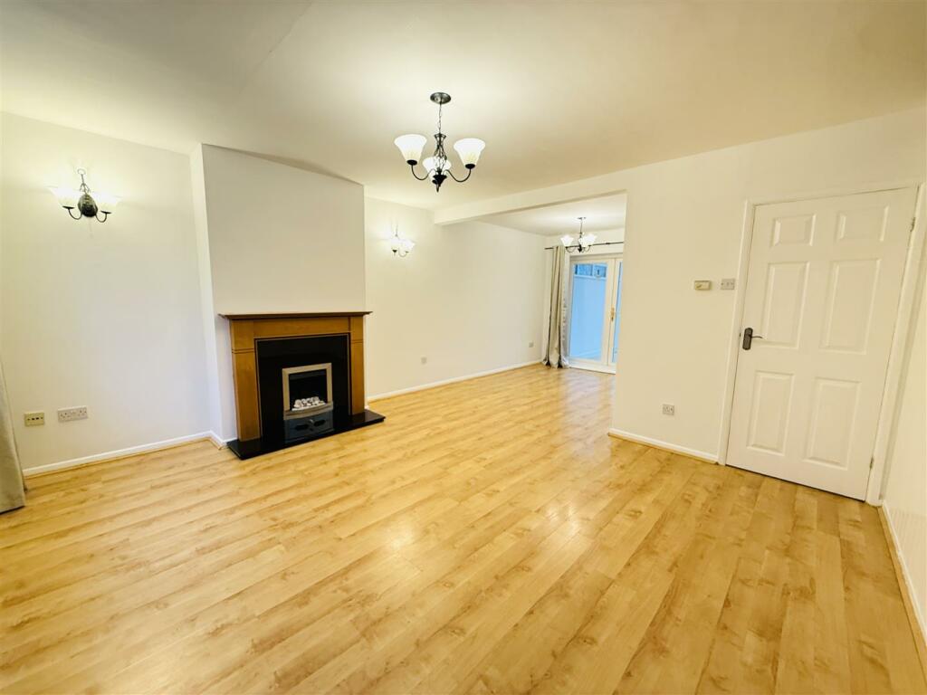 Living Room/Dining Area