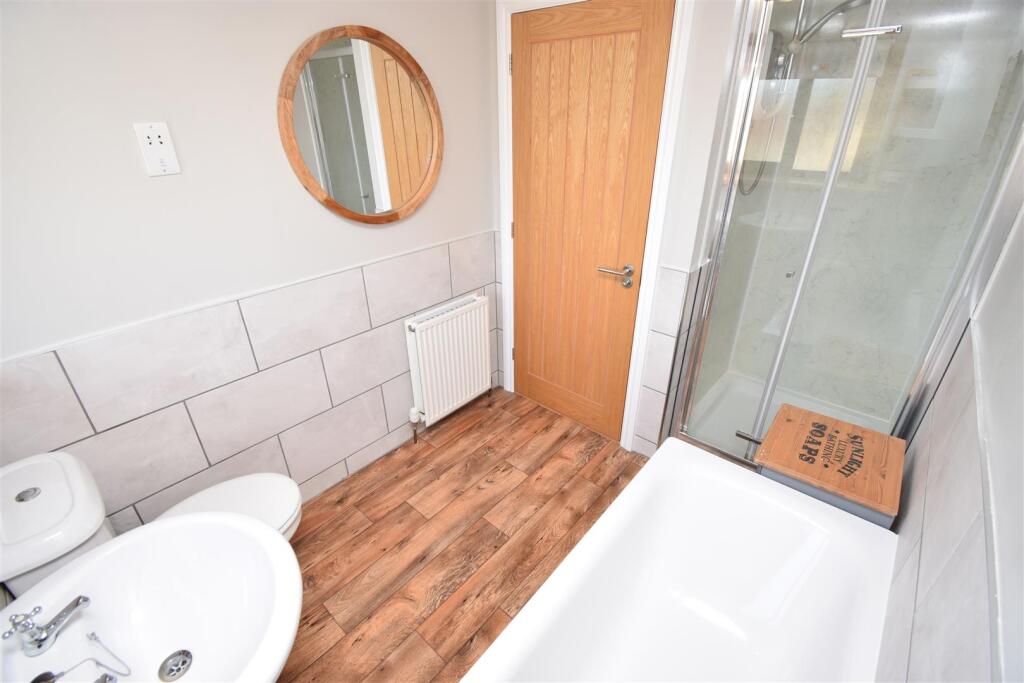 BATHROOM (2)..jpg