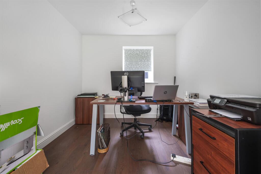 OFFICE/LOUNGE