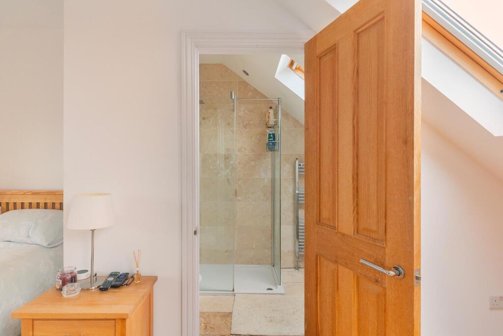 2W4RKE - Ensuite C.jpg