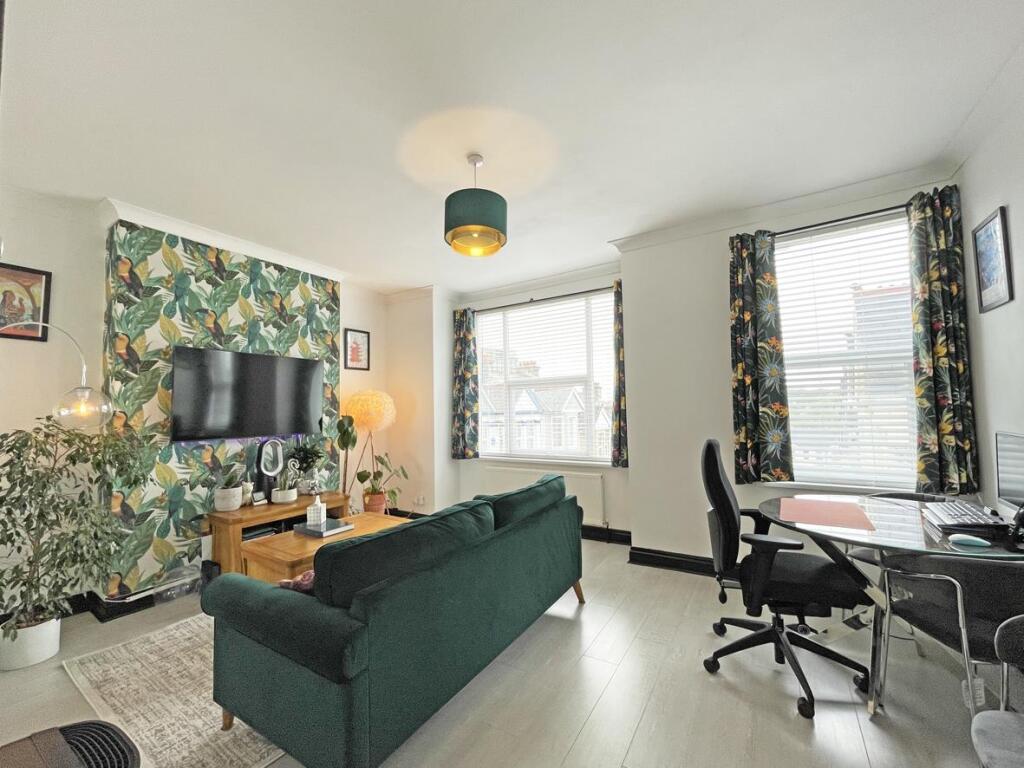 Winston Avenue 8 TFF - Lounge Front.jpg