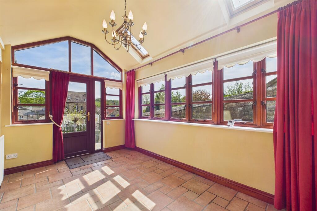 CAM04201G0-PR0080-STILL011