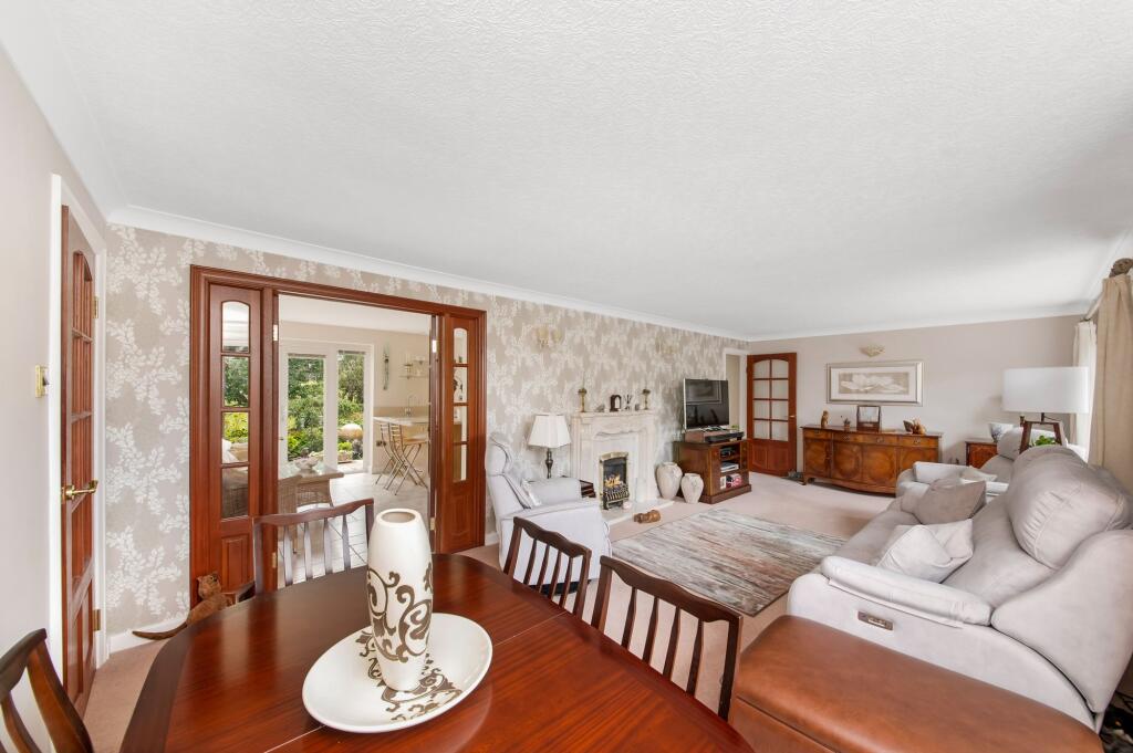 OPEN-PLAN LIVING DINING ROOM