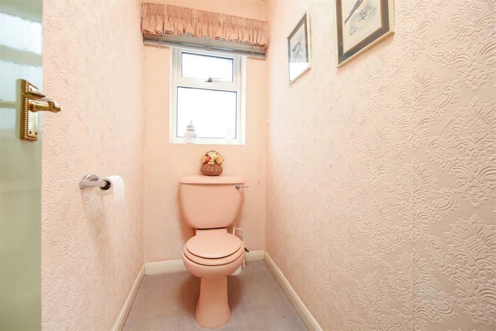 17 Toilet.jpg