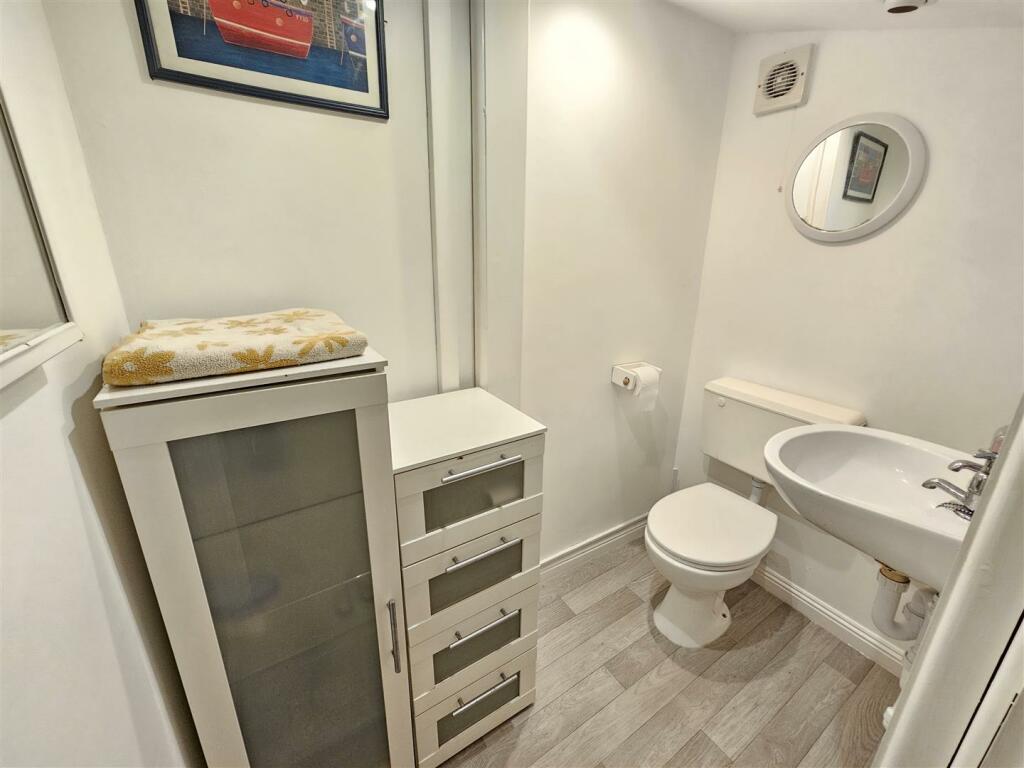 En Suite cloakroom.jpg