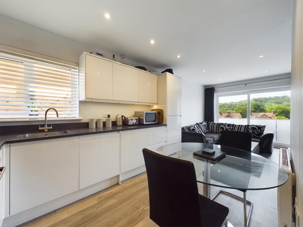 CAM02119G0-PR0022-STILL009