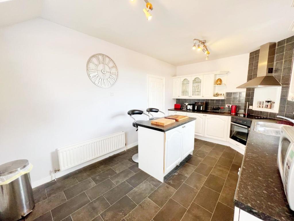 Kitchen pic 1.jpg