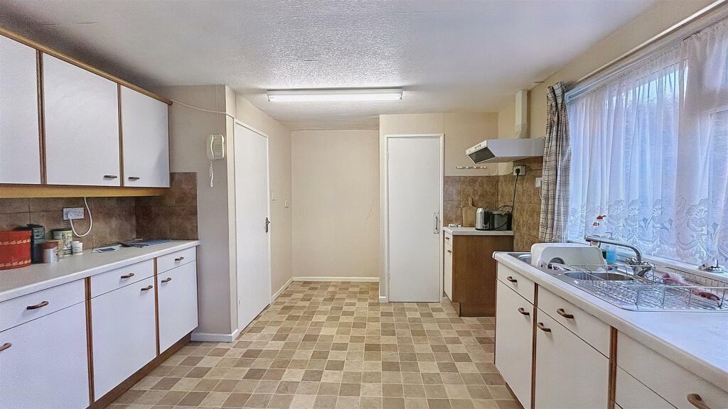 Kitchen 2.jpg