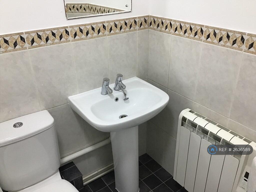 Main Bathroom 