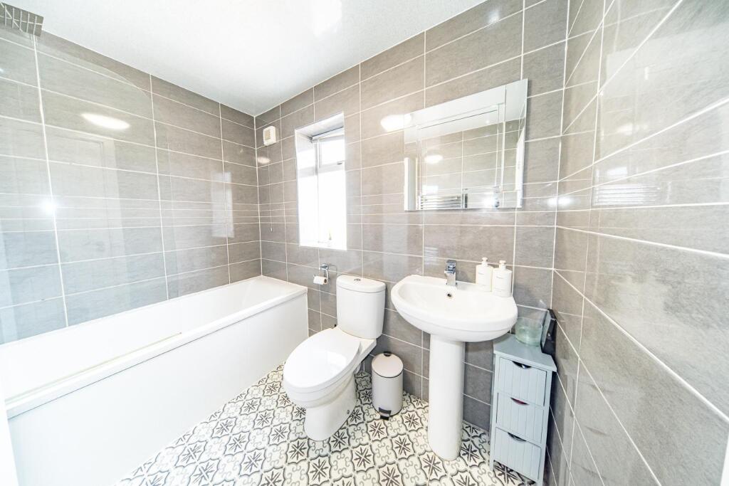 36 Ford Road bathroom.jpg