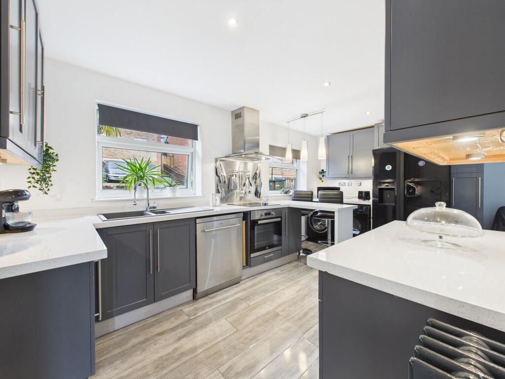 L shaped Dining Kitchen