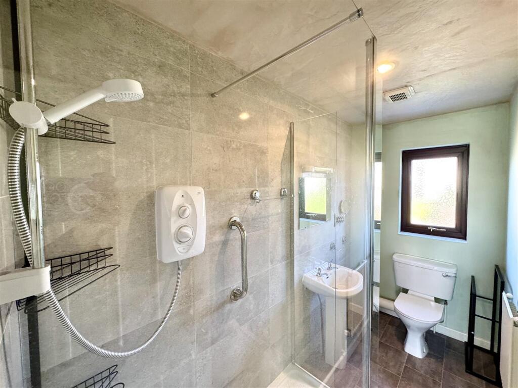 EN-SUITE SHOWER ROOM
