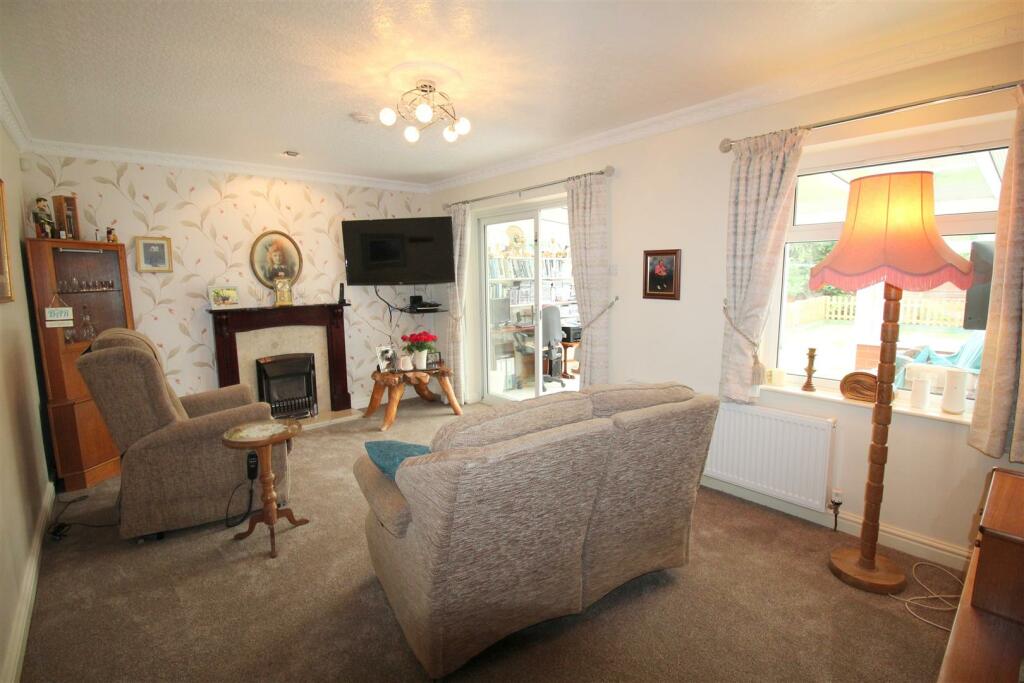 Leach Lane, 86, lounge.JPG