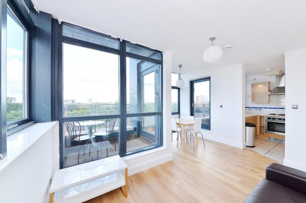 Living/Dining Are...