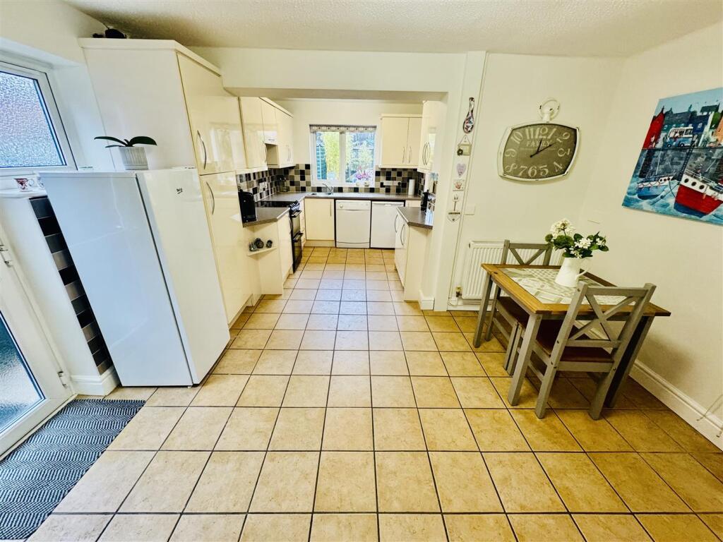 KITCHEN/BREAKFAST ROOM