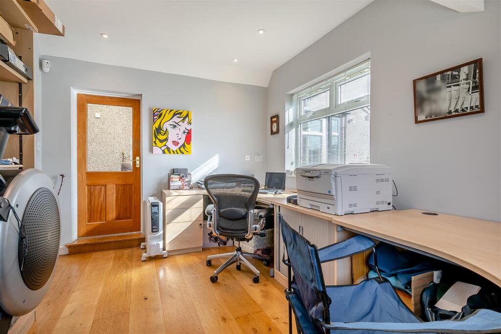 8638834-interior16.jpg