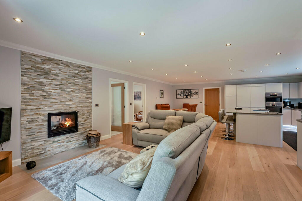 8600910-interior1...