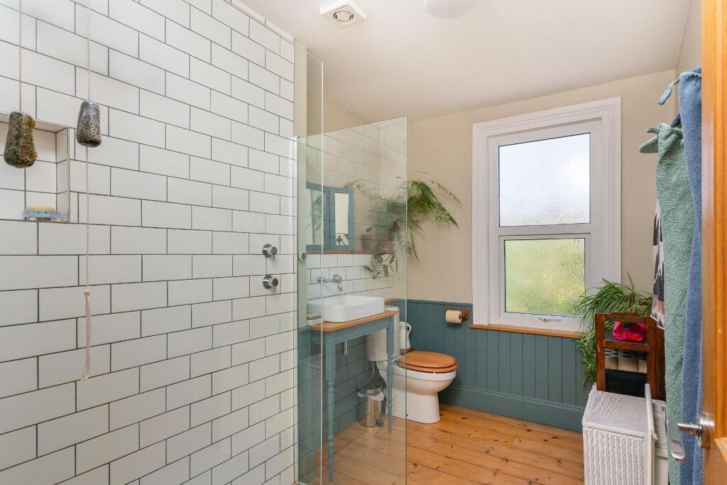 3Y7REN - Bathroom B.jpg