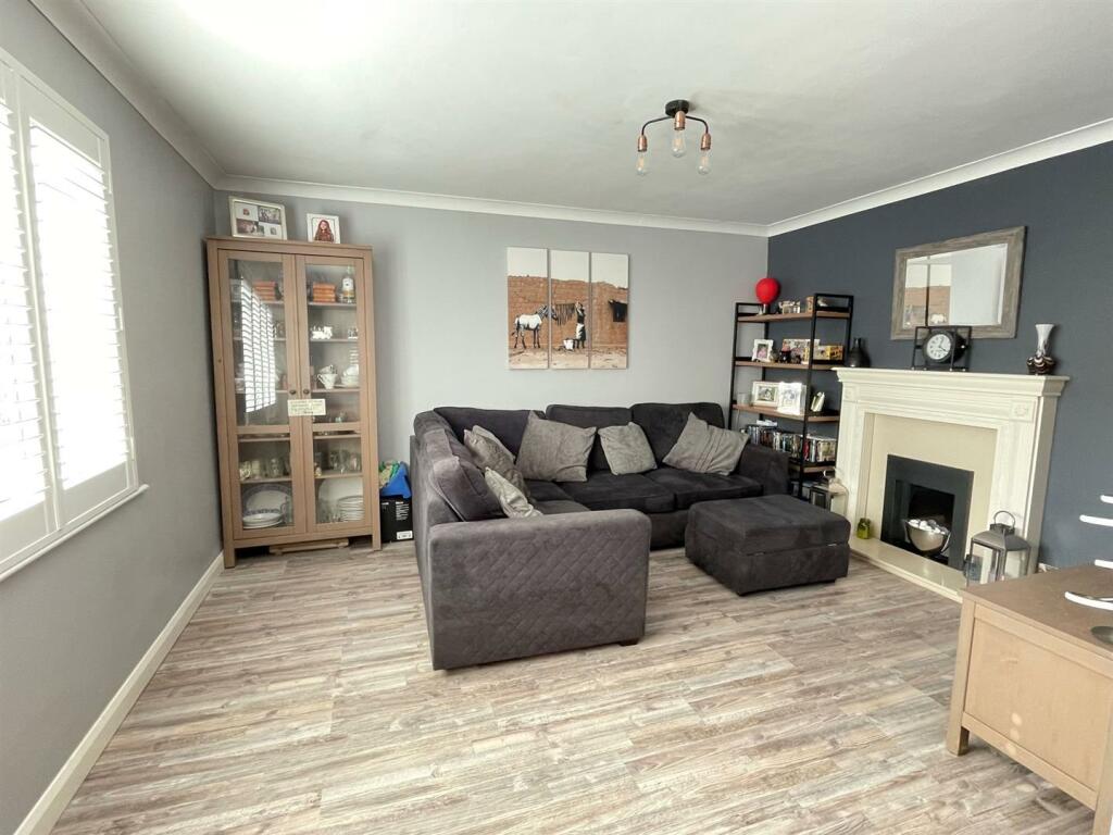 LIVING/DINING ROOM