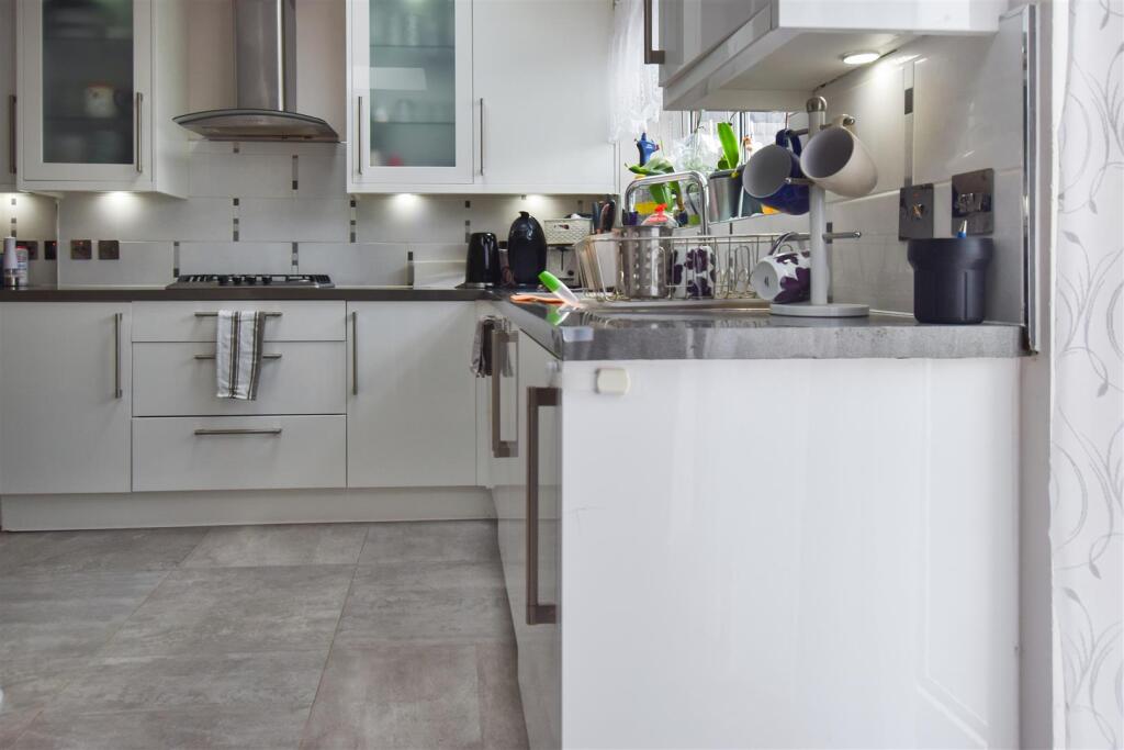 Kitchen 2.jpg