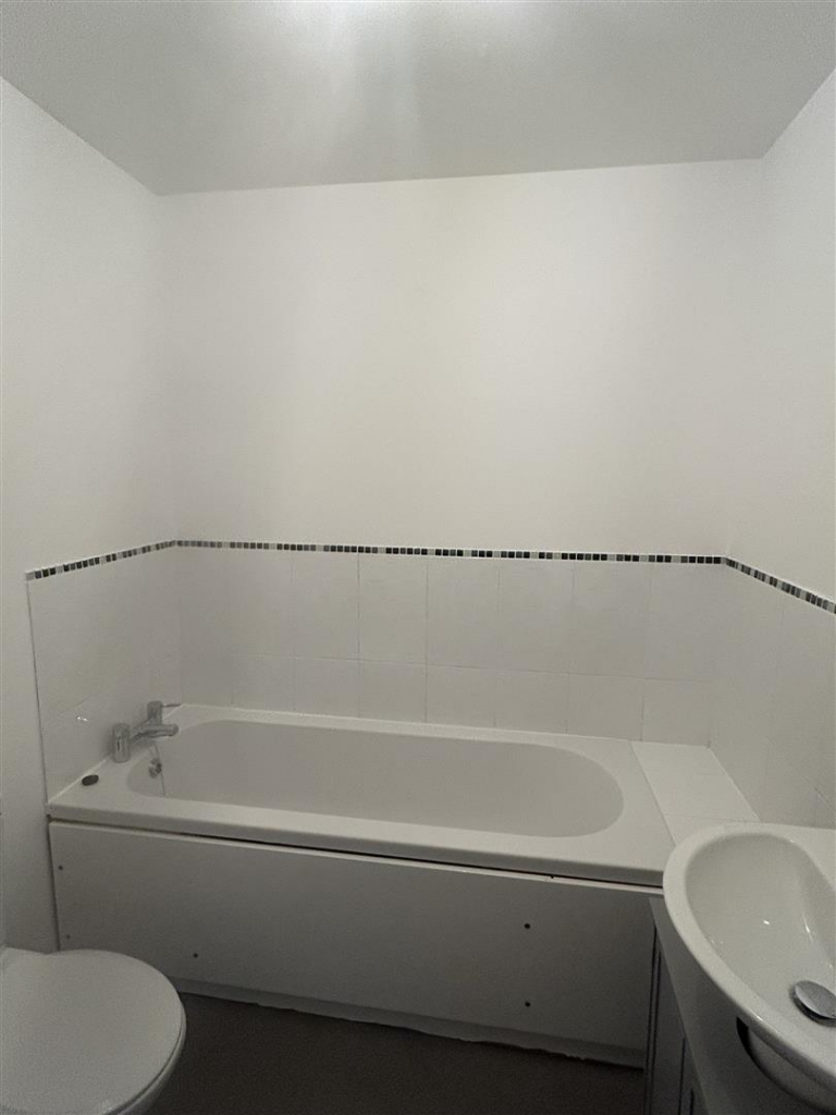 16H Winton Circus Bathroom.png