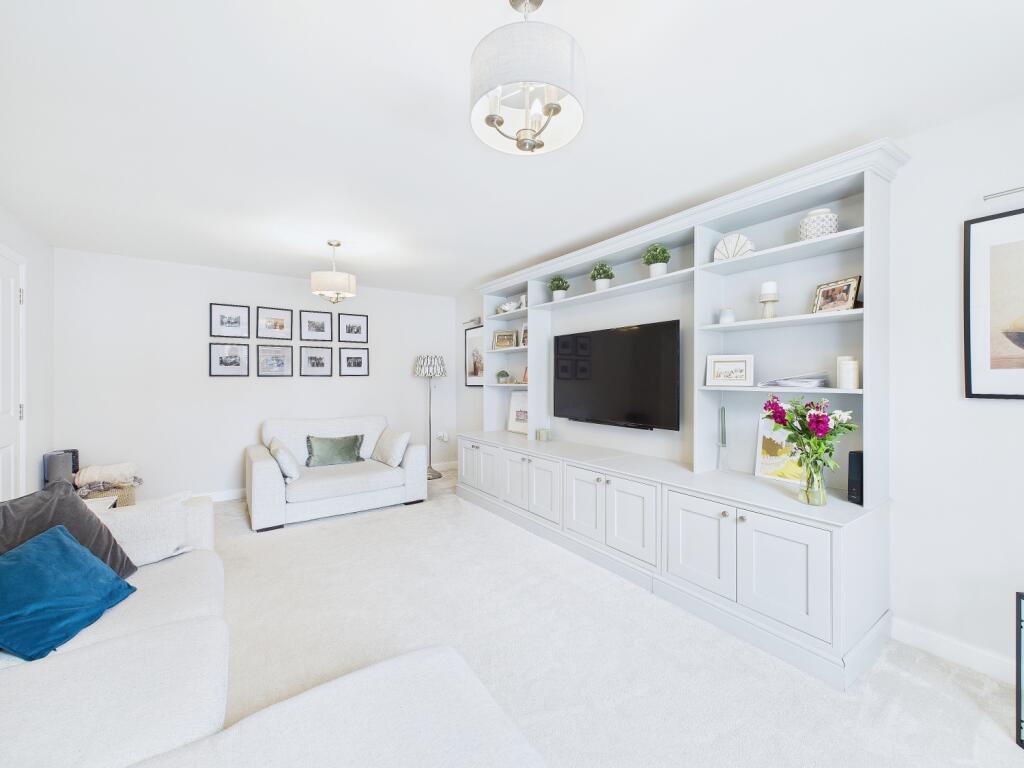 CAM03162G0-PR0107-STILL015