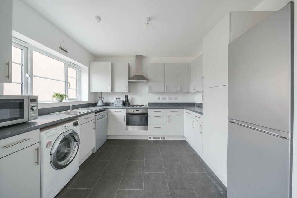 4 - Kitchen Area ...