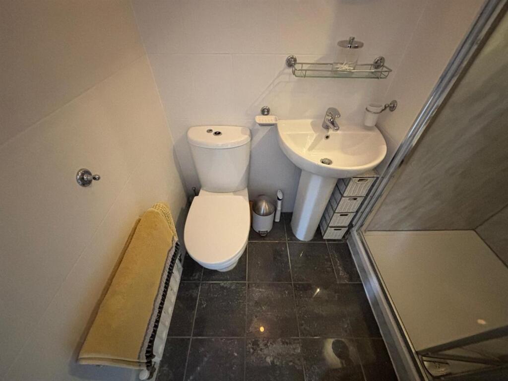 En-suite Shower Room / WC: