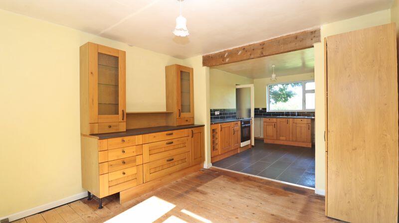 KITCHEM/DINING AREA
