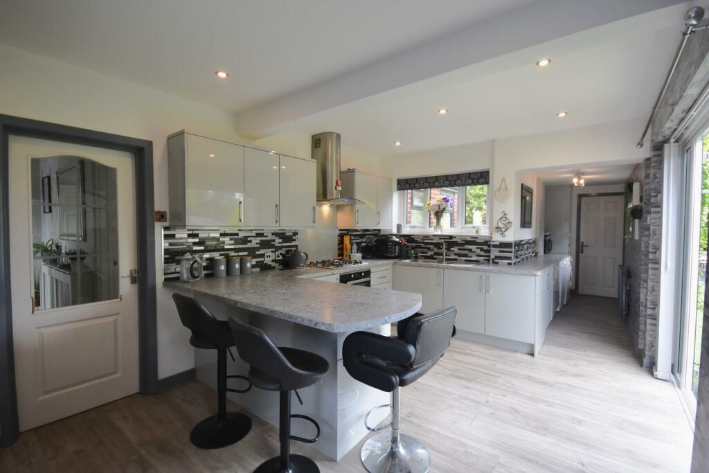 KITCHEN WITH SIDE UTILITY AREA