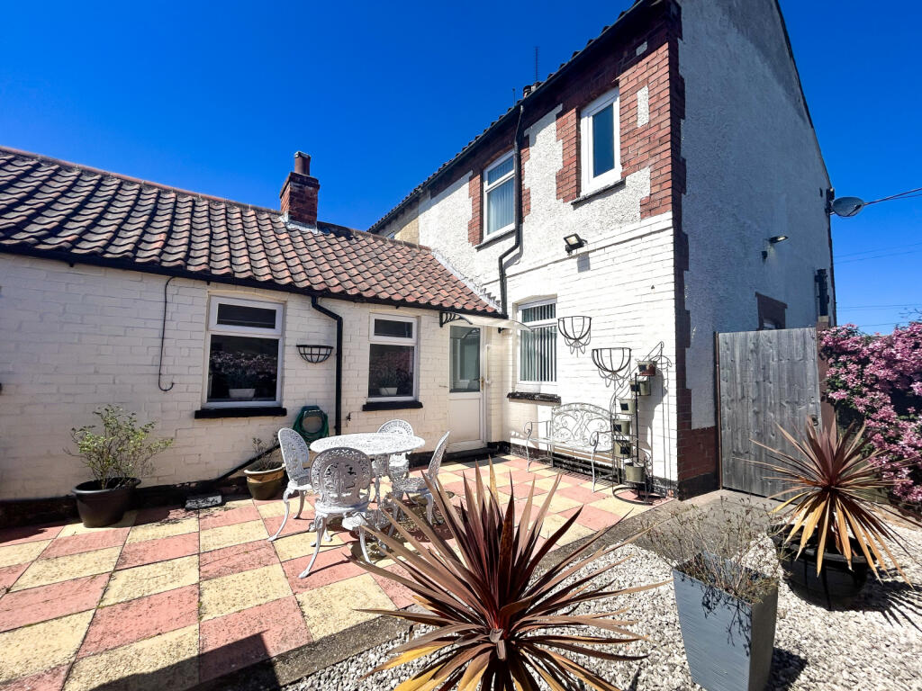 Contemporary Three-Bedroom Home with Garden &amp; Mod
